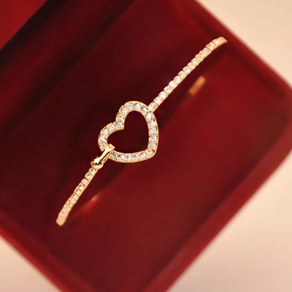 💙💎💲FIRM🛍➕BUNDLE➕🛍4 DISCOUNT! PAVE HEART CUFF! - Picture 3 of 8